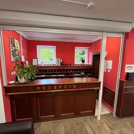 Majus 1 Vendeghaz - Torony Hotel Eksteriør billede