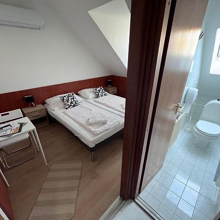 Majus 1 Vendeghaz - Torony Hotel Eksteriør billede