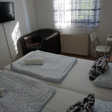Majus 1 Vendeghaz - Torony Hotel Eksteriør billede