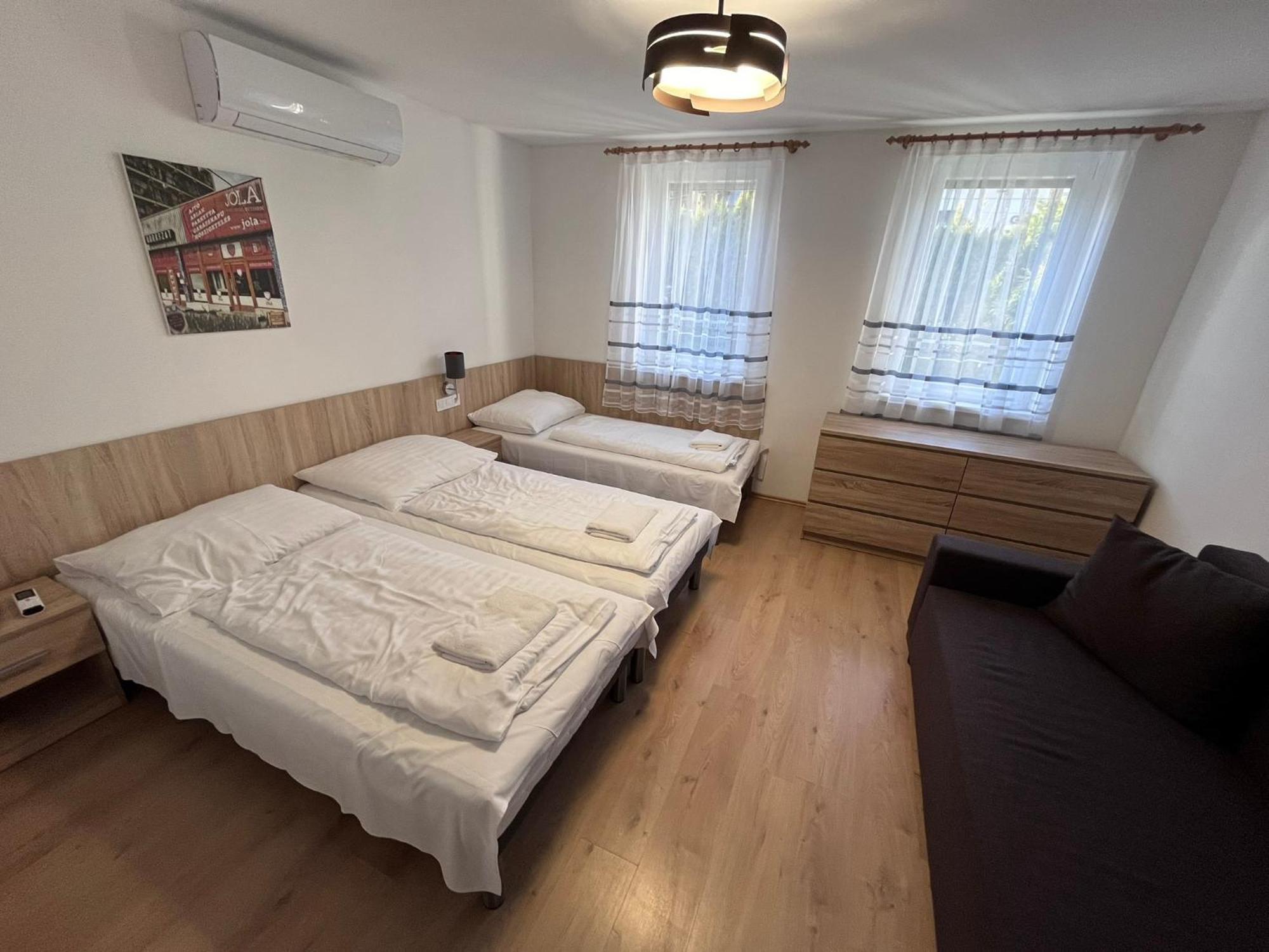 Majus 1 Vendeghaz - Torony Hotel Eksteriør billede