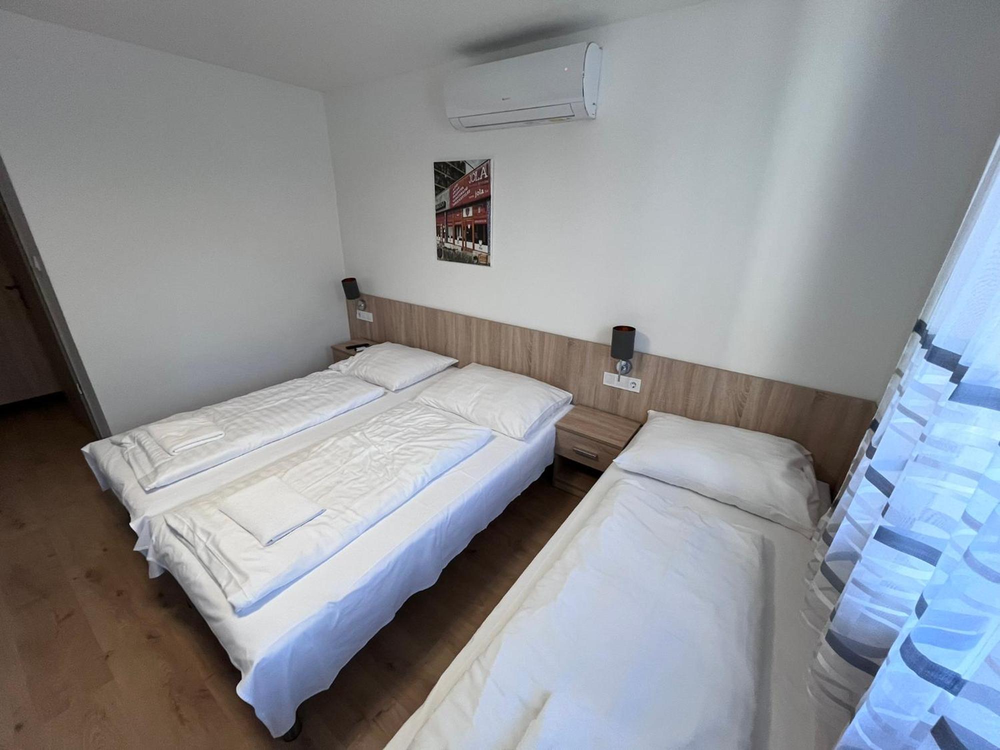 Majus 1 Vendeghaz - Torony Hotel Eksteriør billede