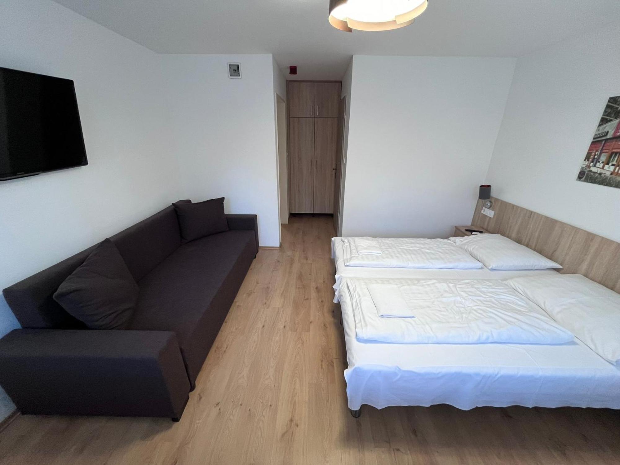 Majus 1 Vendeghaz - Torony Hotel Eksteriør billede