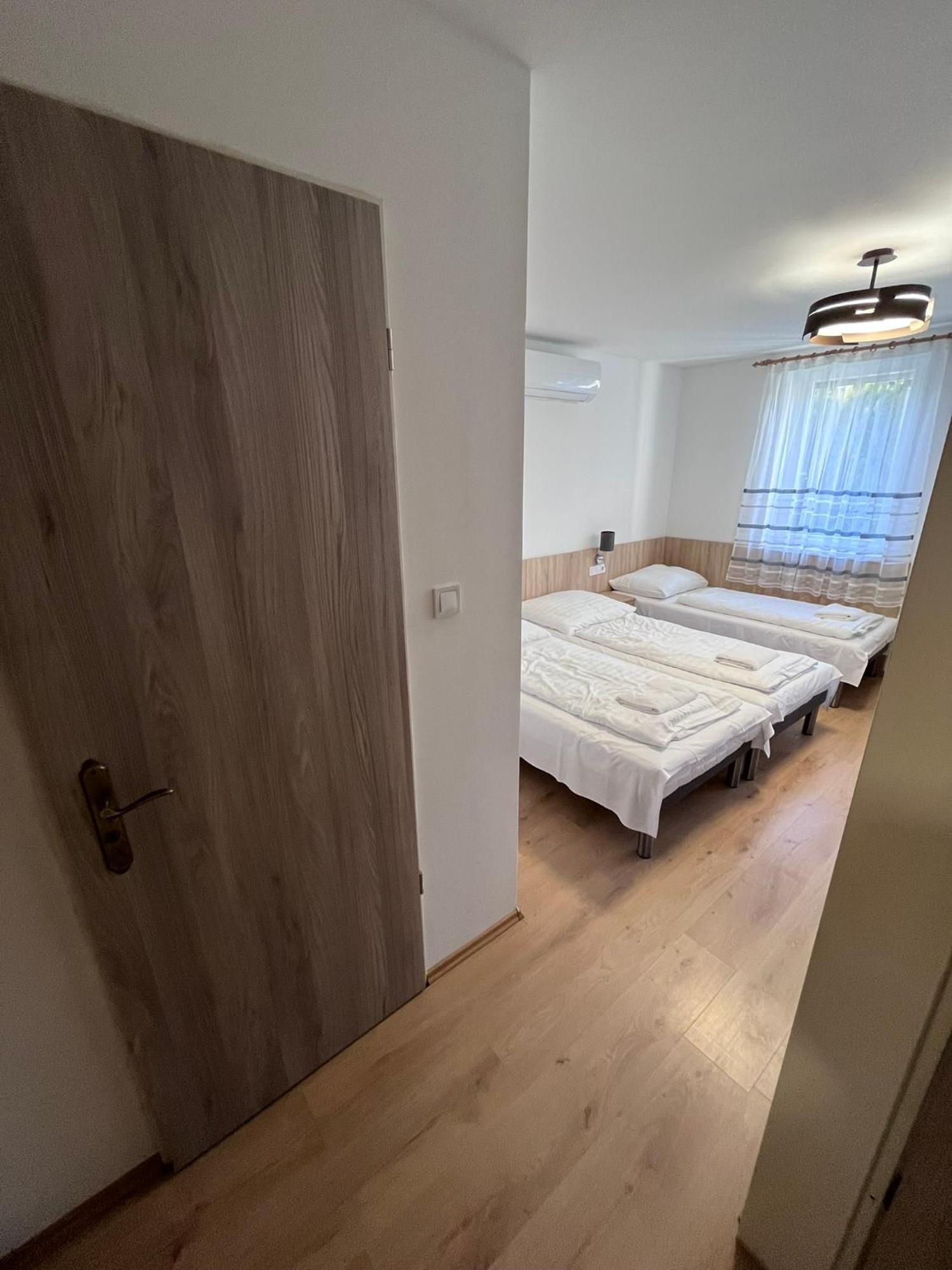 Majus 1 Vendeghaz - Torony Hotel Eksteriør billede