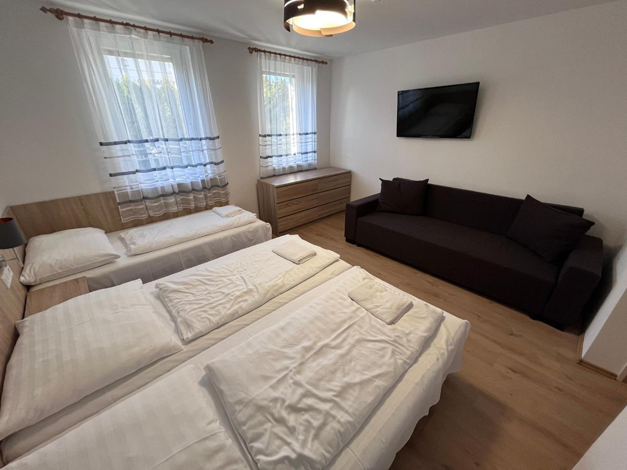 Majus 1 Vendeghaz - Torony Hotel Eksteriør billede