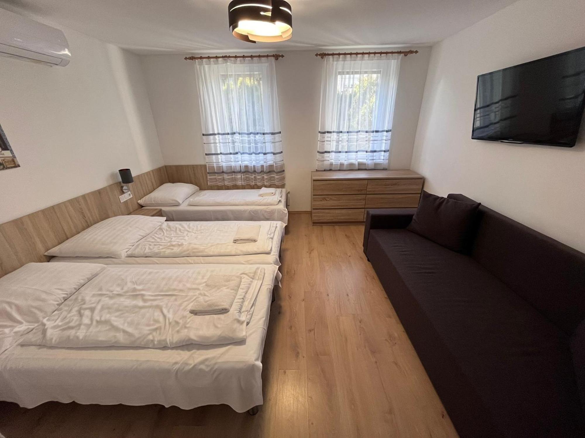 Majus 1 Vendeghaz - Torony Hotel Eksteriør billede