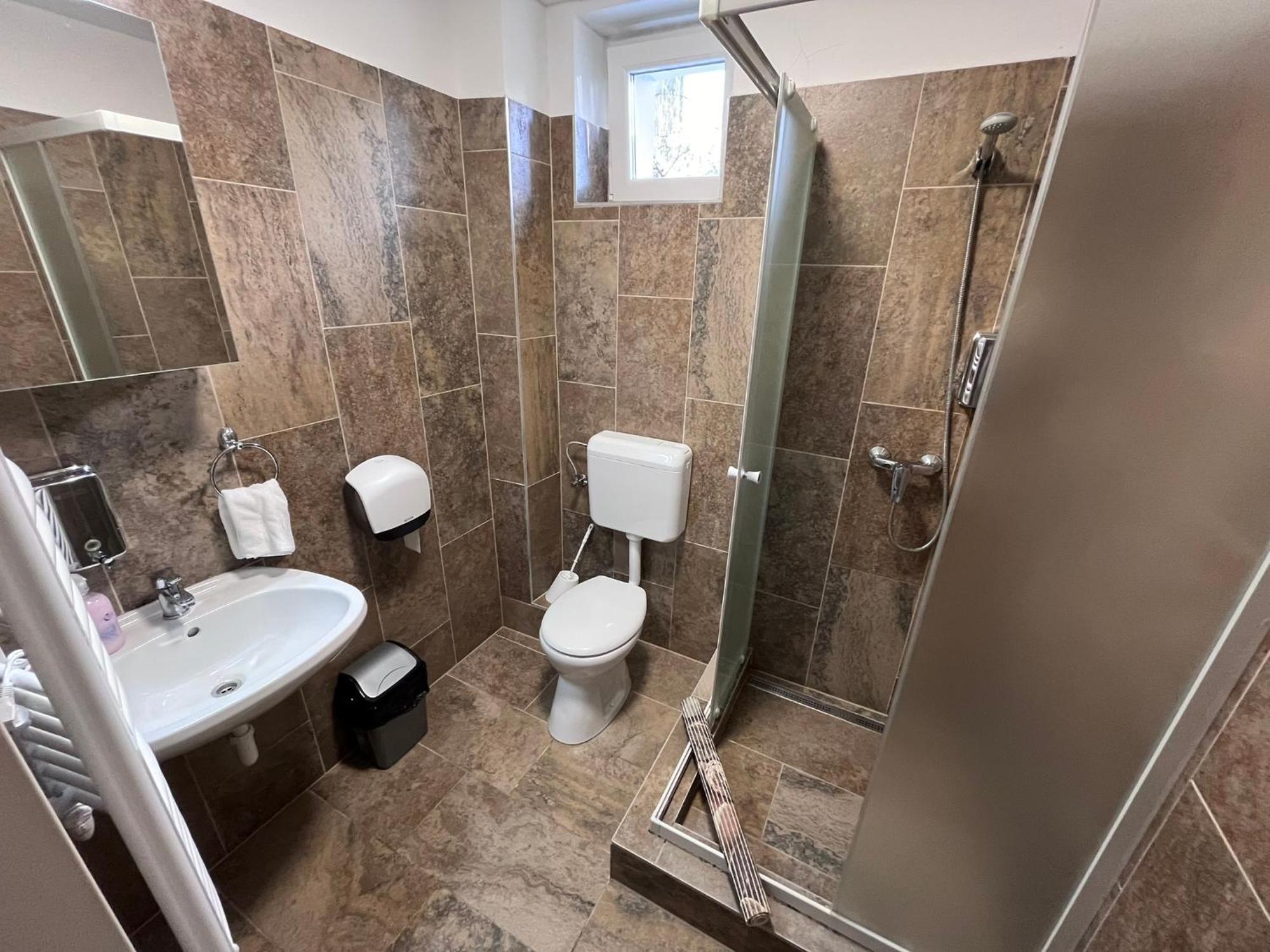 Majus 1 Vendeghaz - Torony Hotel Eksteriør billede