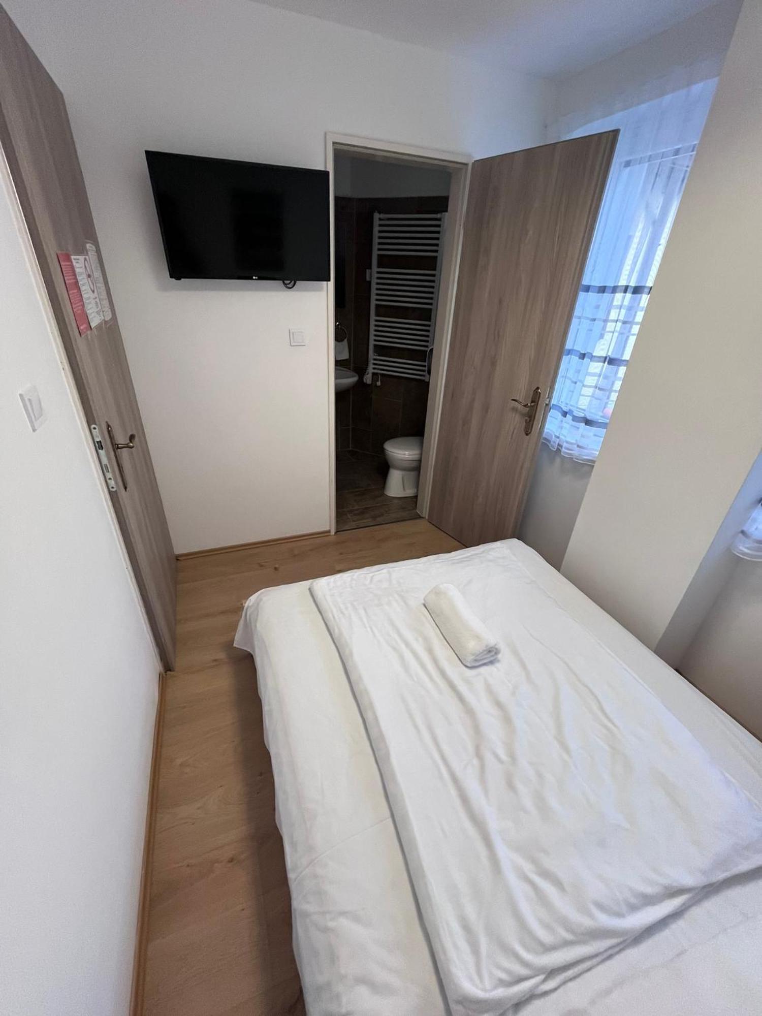 Majus 1 Vendeghaz - Torony Hotel Eksteriør billede