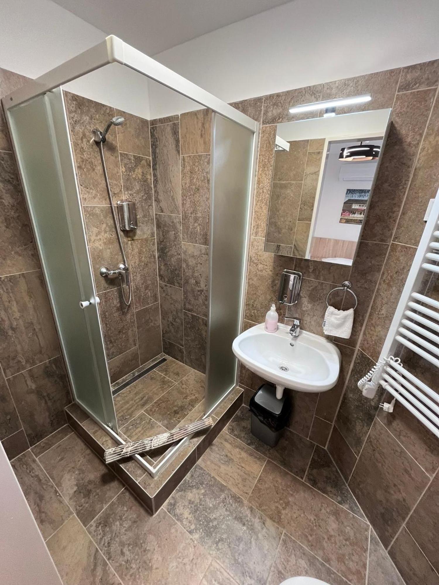 Majus 1 Vendeghaz - Torony Hotel Eksteriør billede