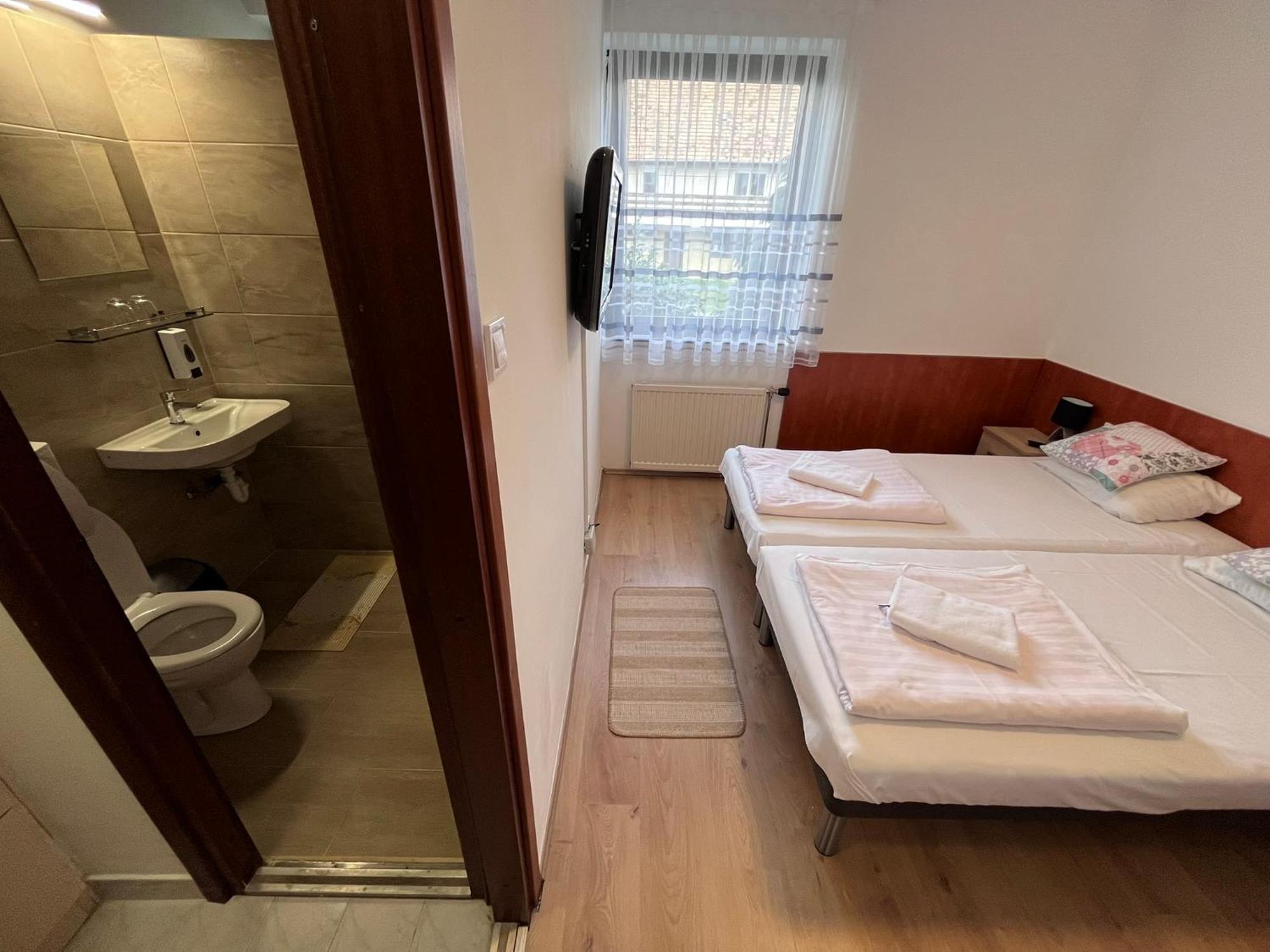 Majus 1 Vendeghaz - Torony Hotel Eksteriør billede