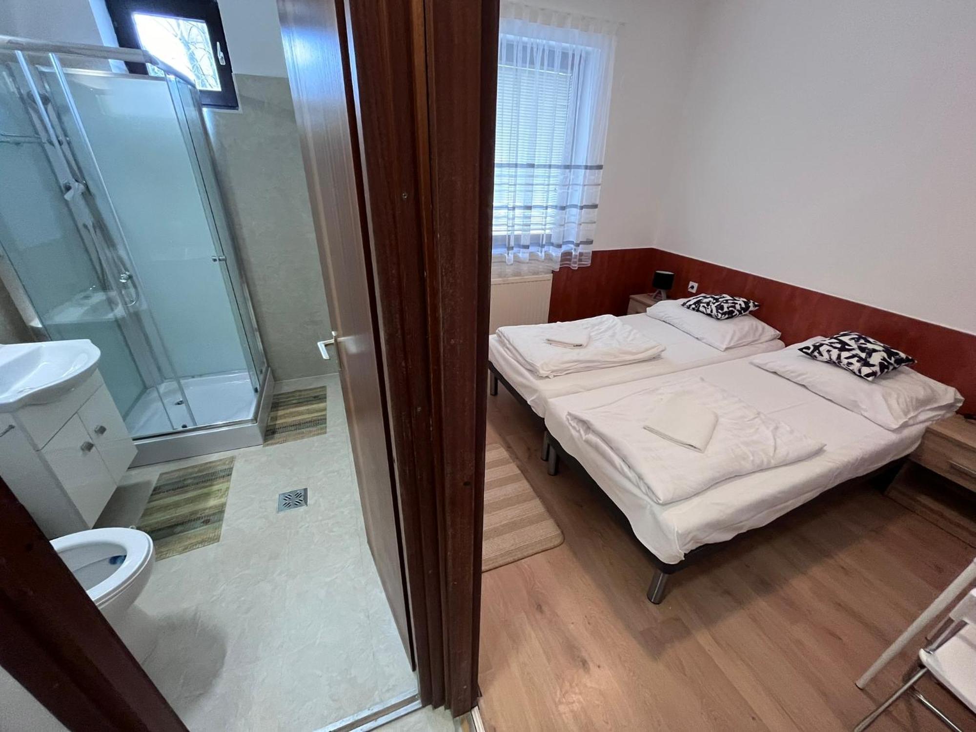 Majus 1 Vendeghaz - Torony Hotel Eksteriør billede