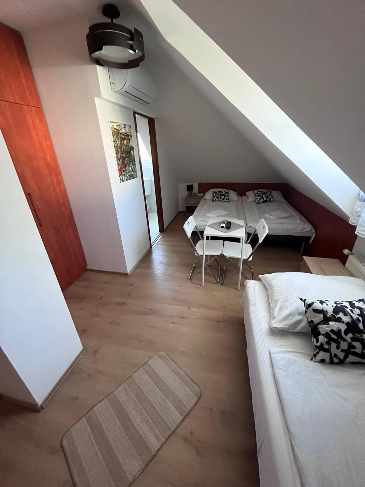 Majus 1 Vendeghaz - Torony Hotel Eksteriør billede