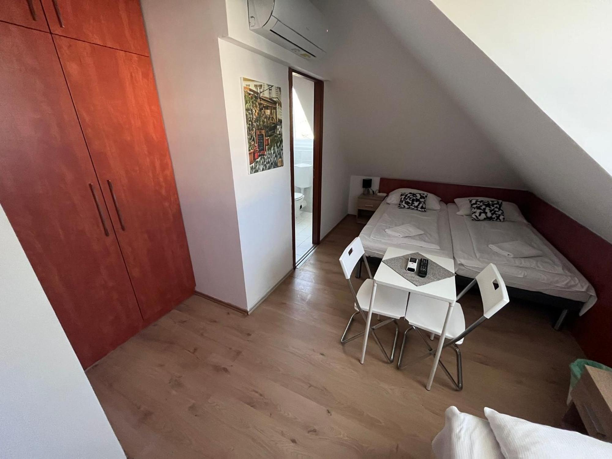 Majus 1 Vendeghaz - Torony Hotel Eksteriør billede