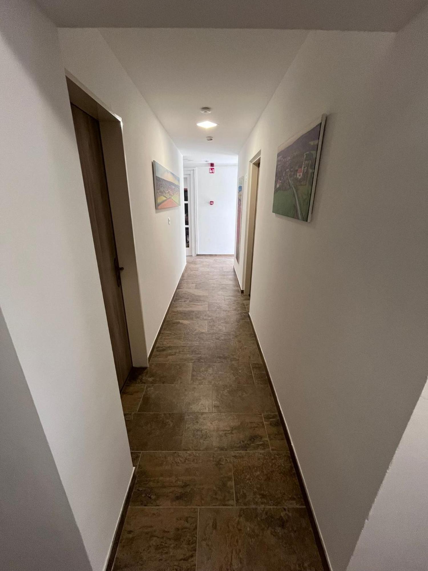 Majus 1 Vendeghaz - Torony Hotel Eksteriør billede