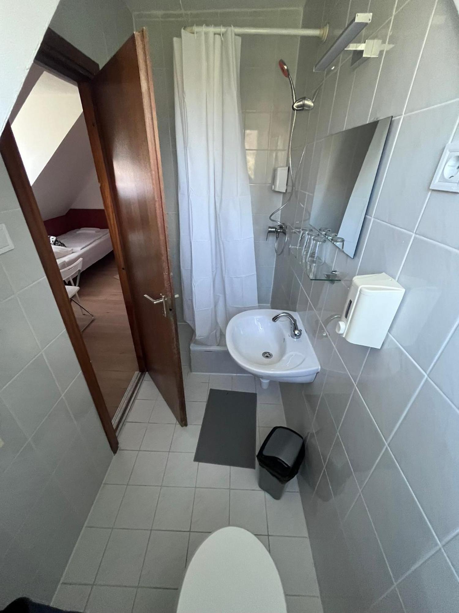 Majus 1 Vendeghaz - Torony Hotel Eksteriør billede