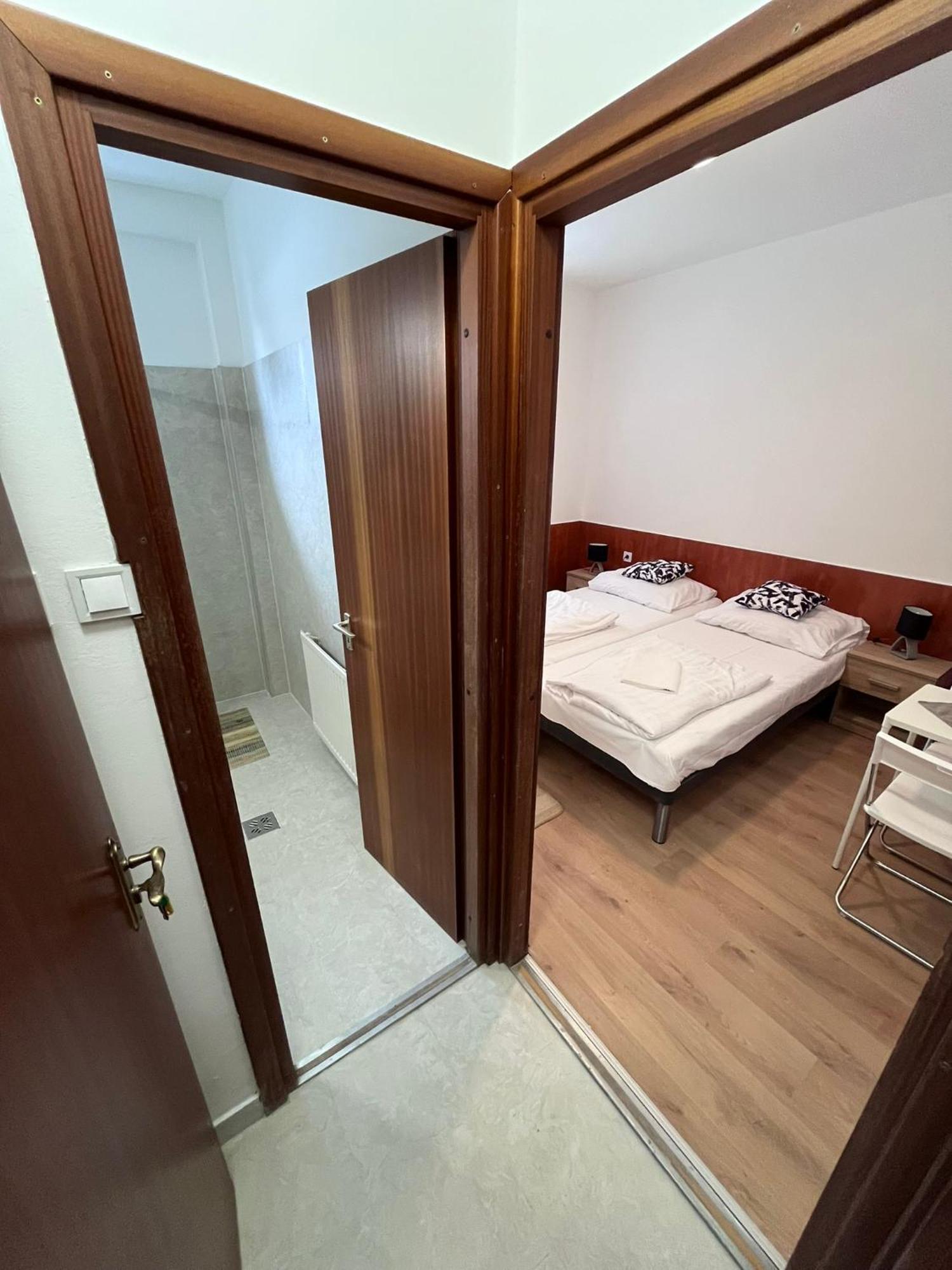 Majus 1 Vendeghaz - Torony Hotel Eksteriør billede