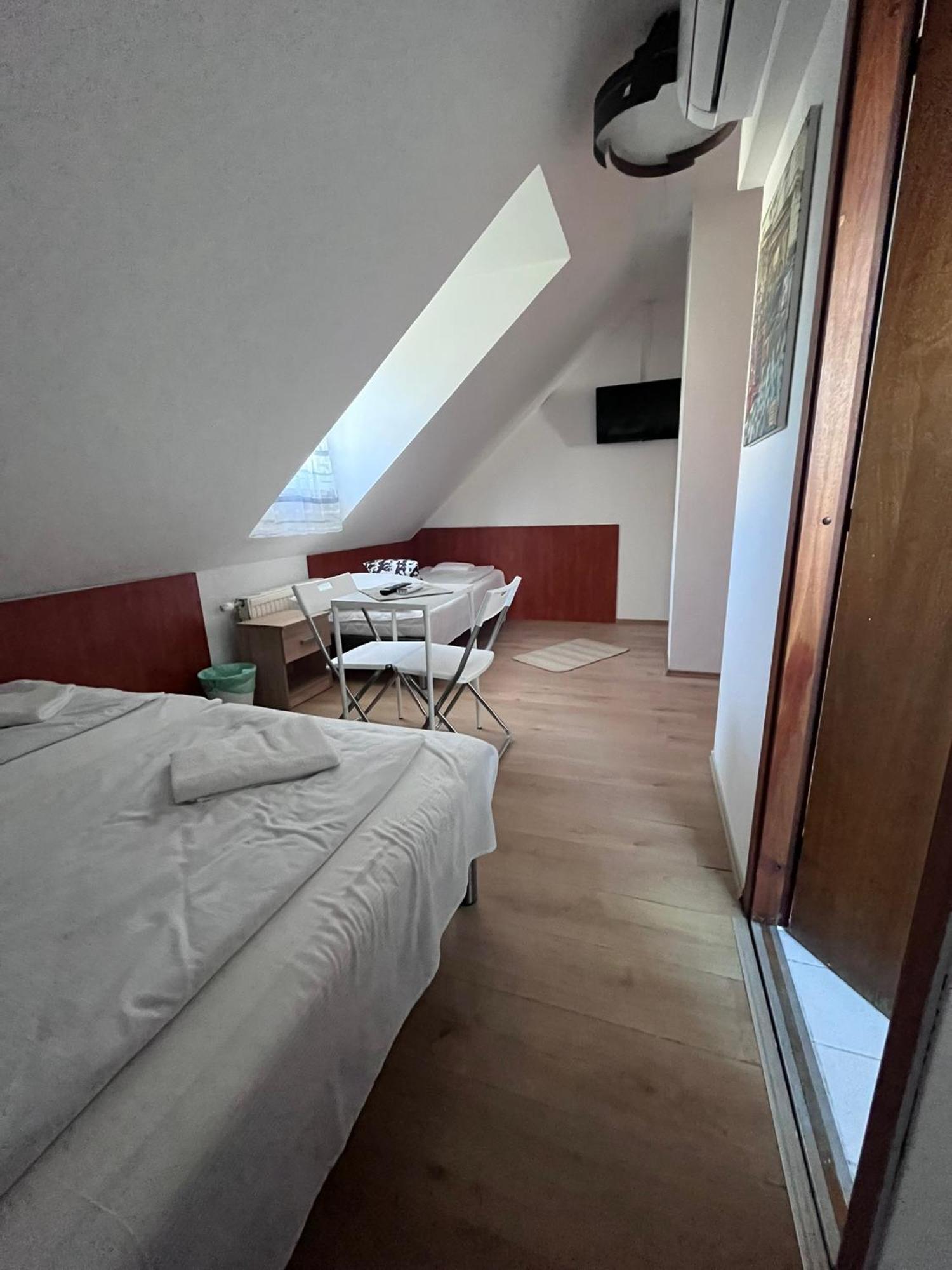 Majus 1 Vendeghaz - Torony Hotel Eksteriør billede