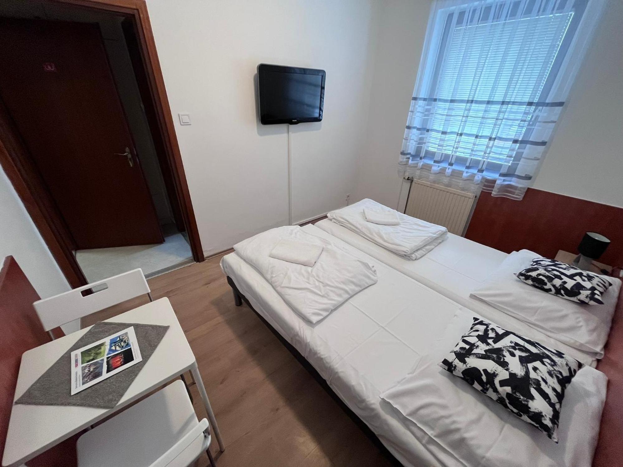 Majus 1 Vendeghaz - Torony Hotel Eksteriør billede