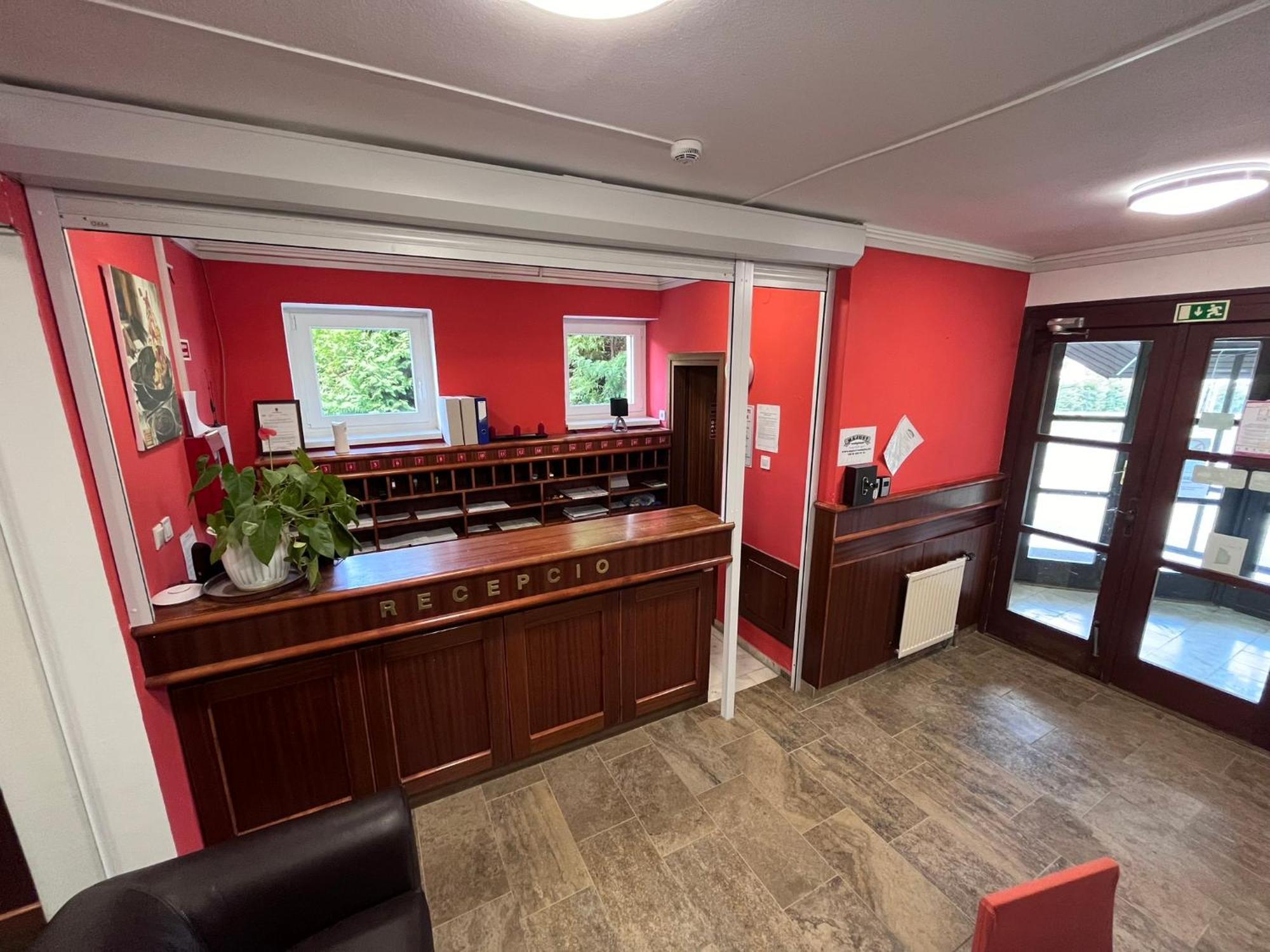 Majus 1 Vendeghaz - Torony Hotel Eksteriør billede