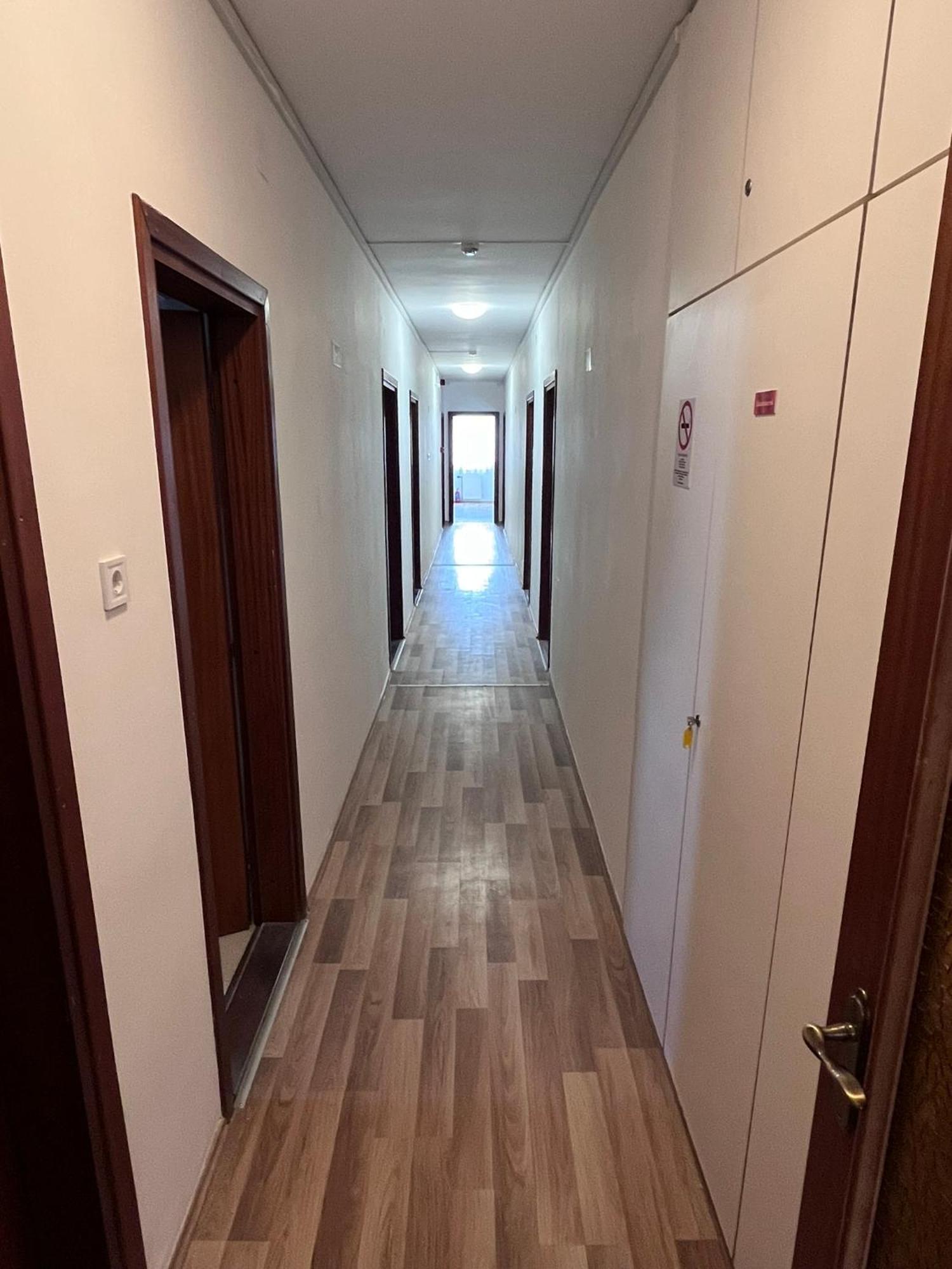 Majus 1 Vendeghaz - Torony Hotel Eksteriør billede