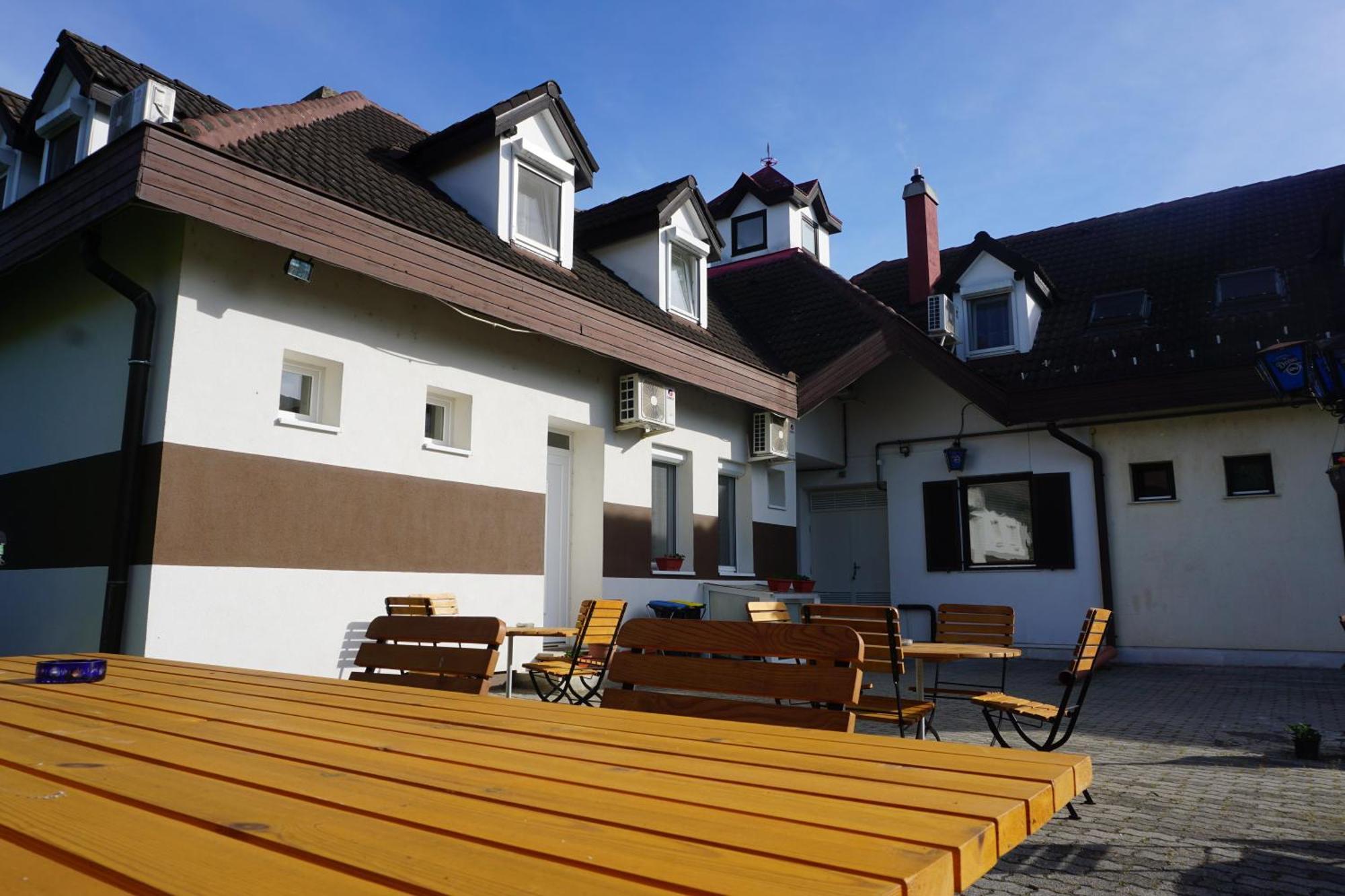 Majus 1 Vendeghaz - Torony Hotel Eksteriør billede