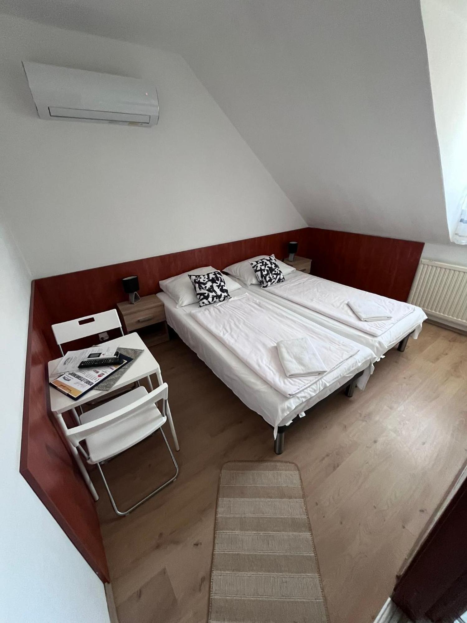 Majus 1 Vendeghaz - Torony Hotel Eksteriør billede