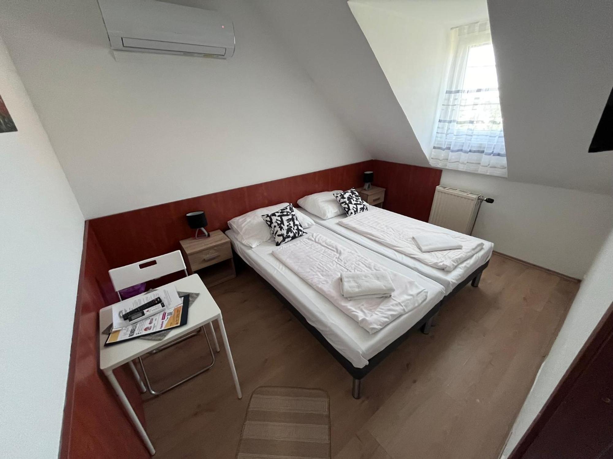 Majus 1 Vendeghaz - Torony Hotel Eksteriør billede