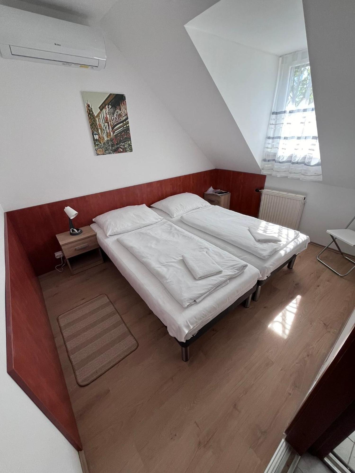 Majus 1 Vendeghaz - Torony Hotel Eksteriør billede