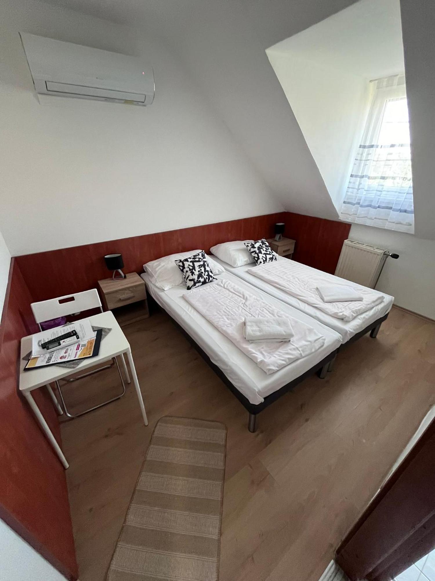 Majus 1 Vendeghaz - Torony Hotel Eksteriør billede