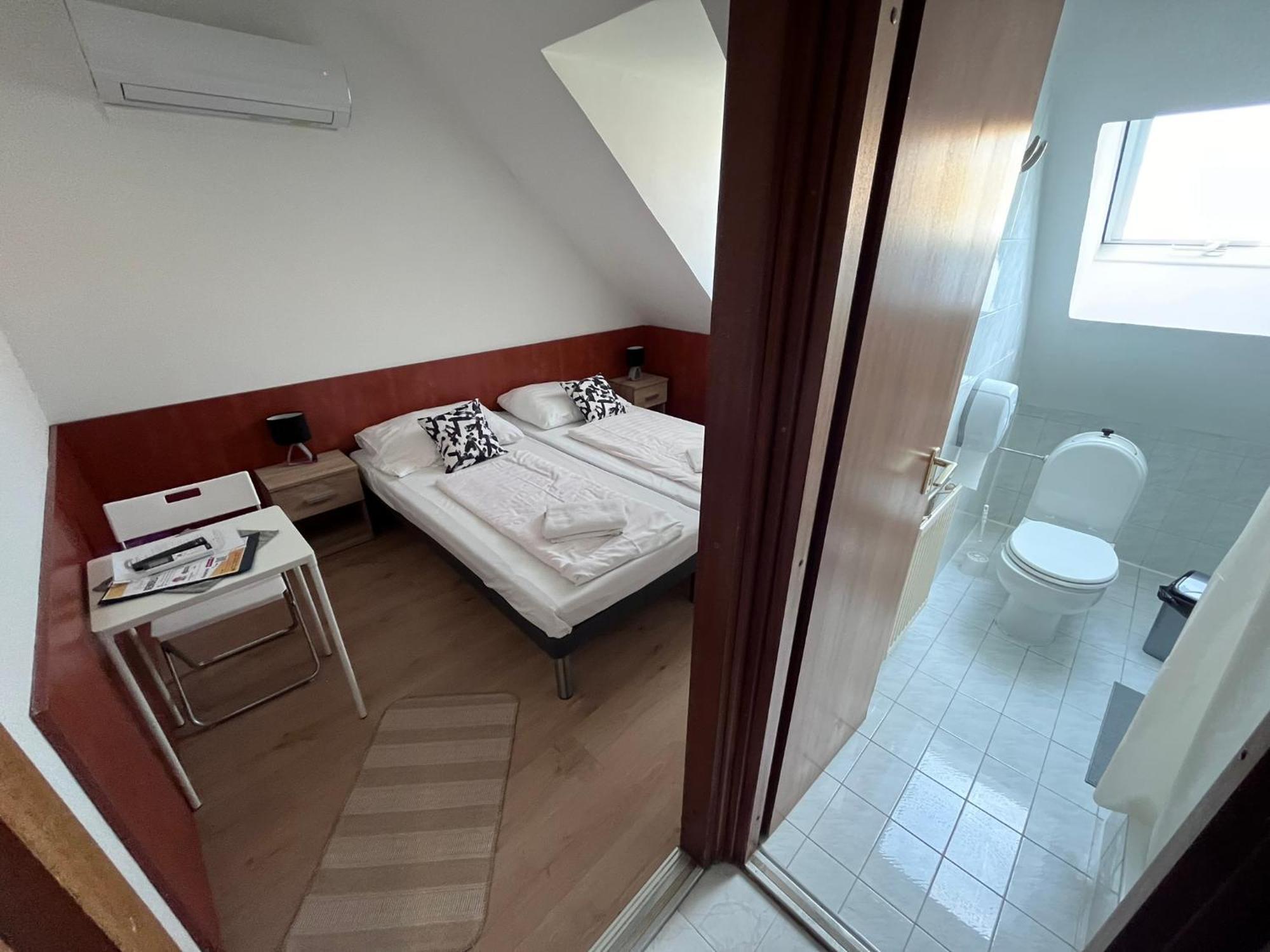 Majus 1 Vendeghaz - Torony Hotel Eksteriør billede