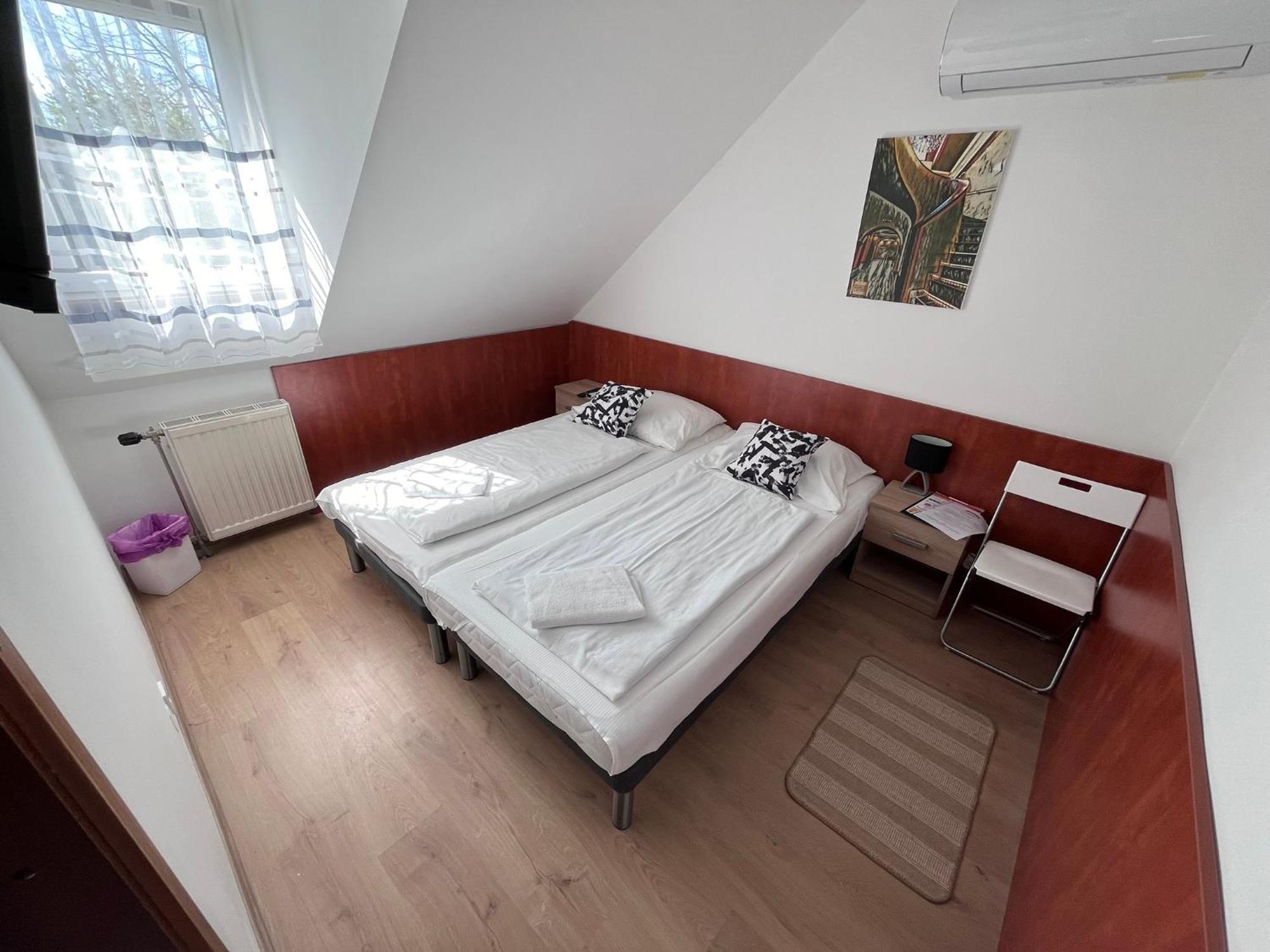 Majus 1 Vendeghaz - Torony Hotel Eksteriør billede