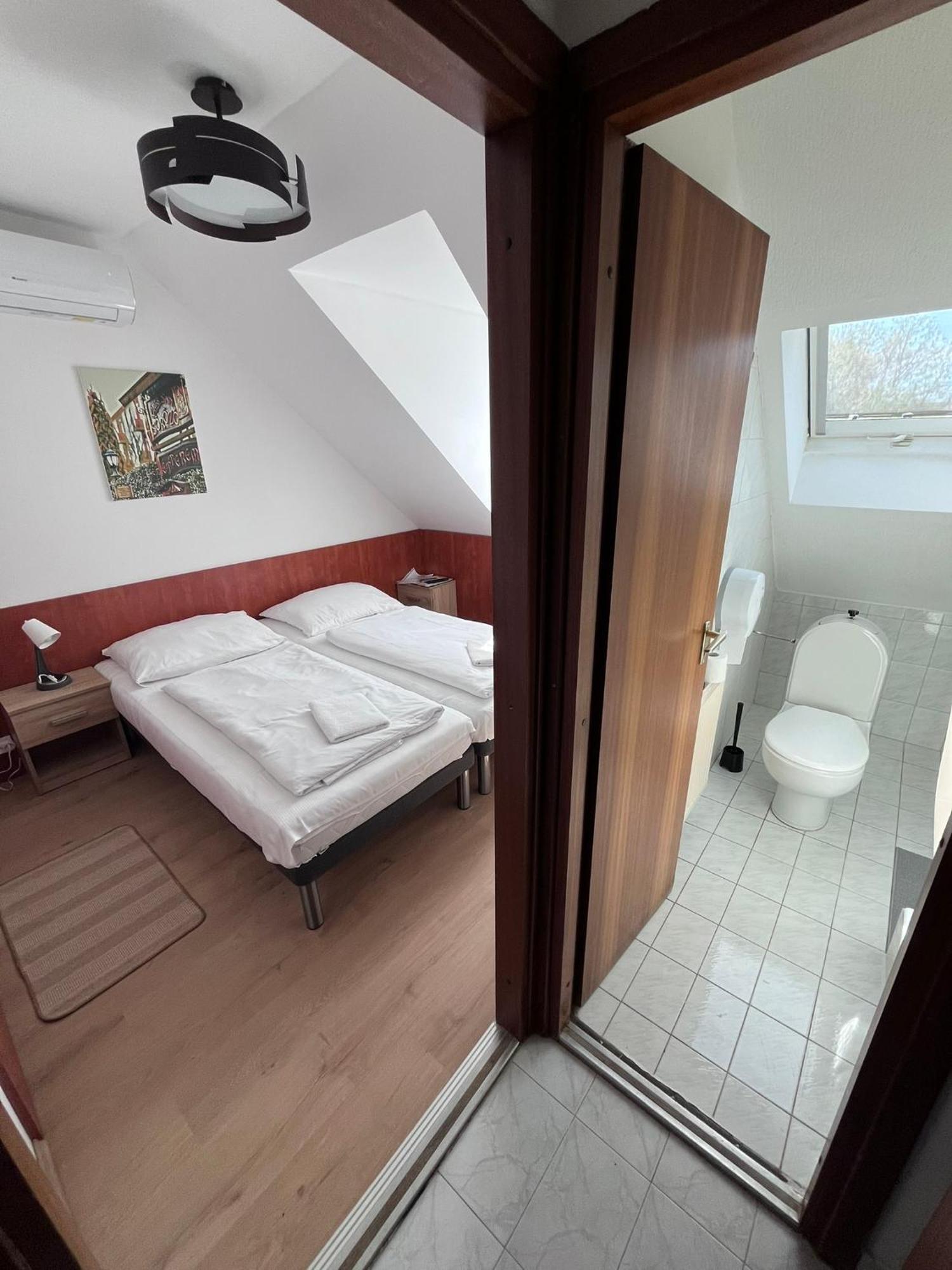 Majus 1 Vendeghaz - Torony Hotel Eksteriør billede