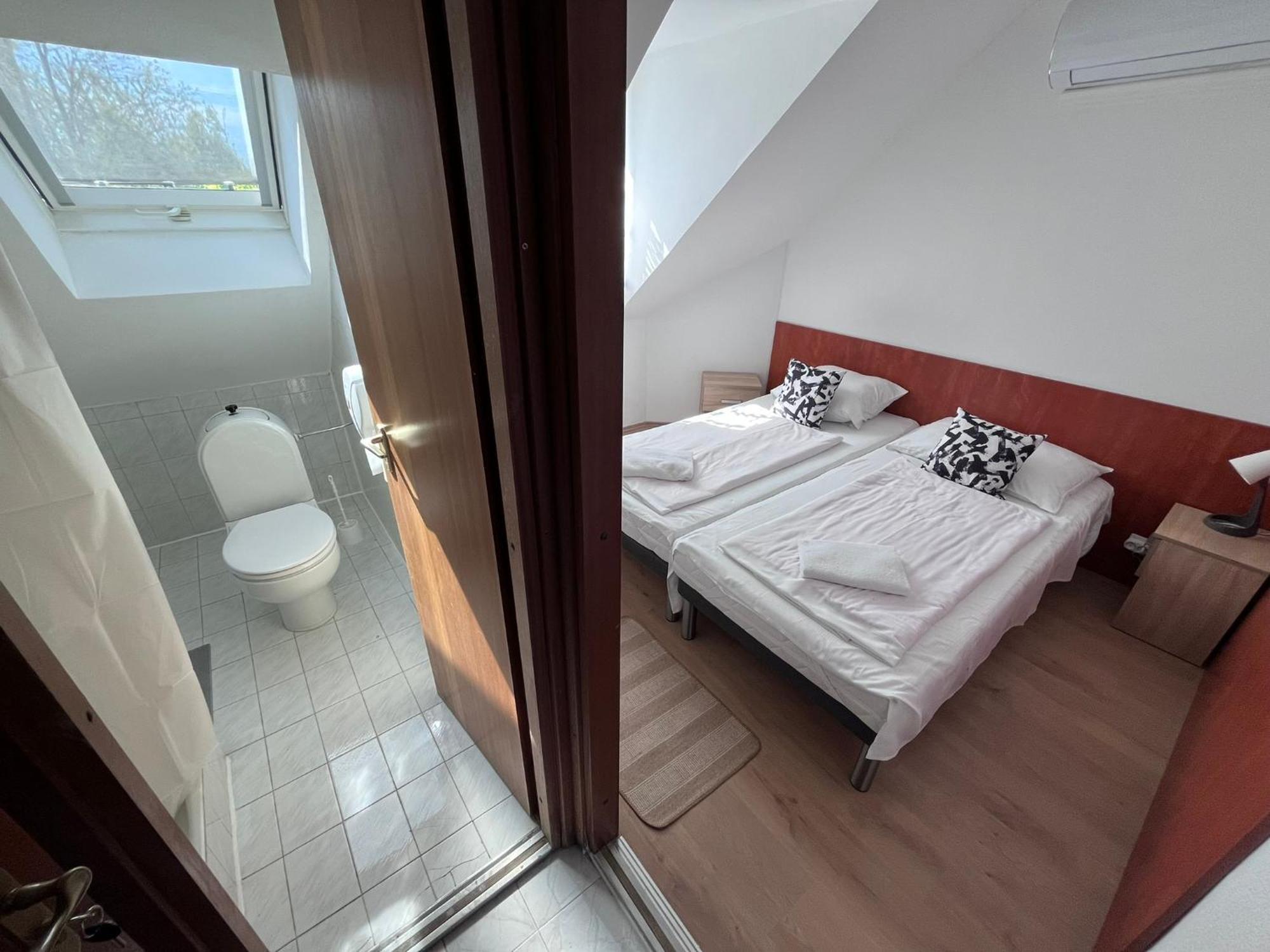 Majus 1 Vendeghaz - Torony Hotel Eksteriør billede