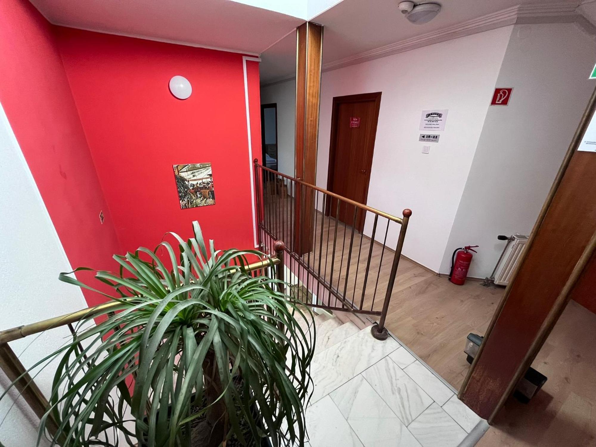 Majus 1 Vendeghaz - Torony Hotel Eksteriør billede