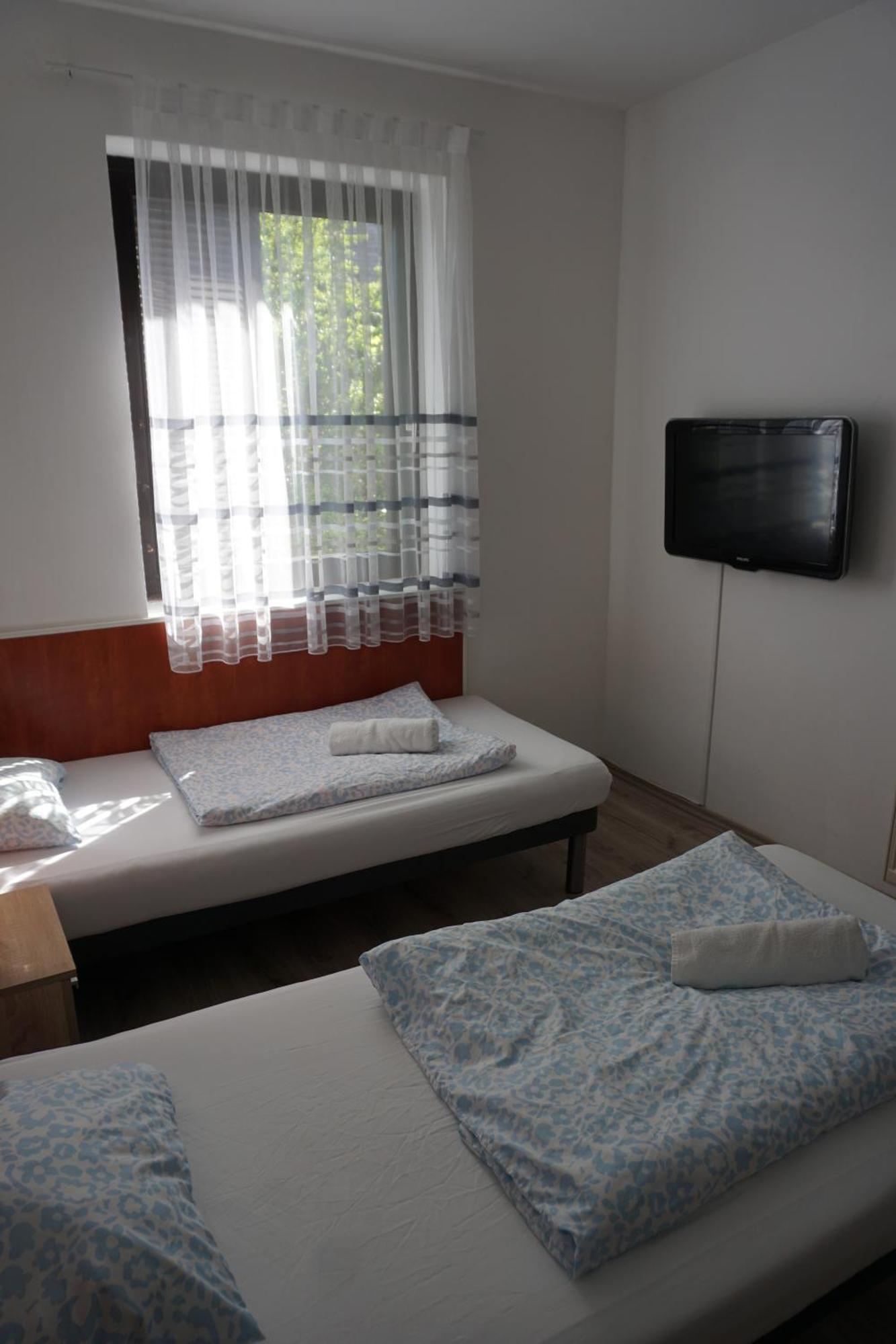 Majus 1 Vendeghaz - Torony Hotel Eksteriør billede