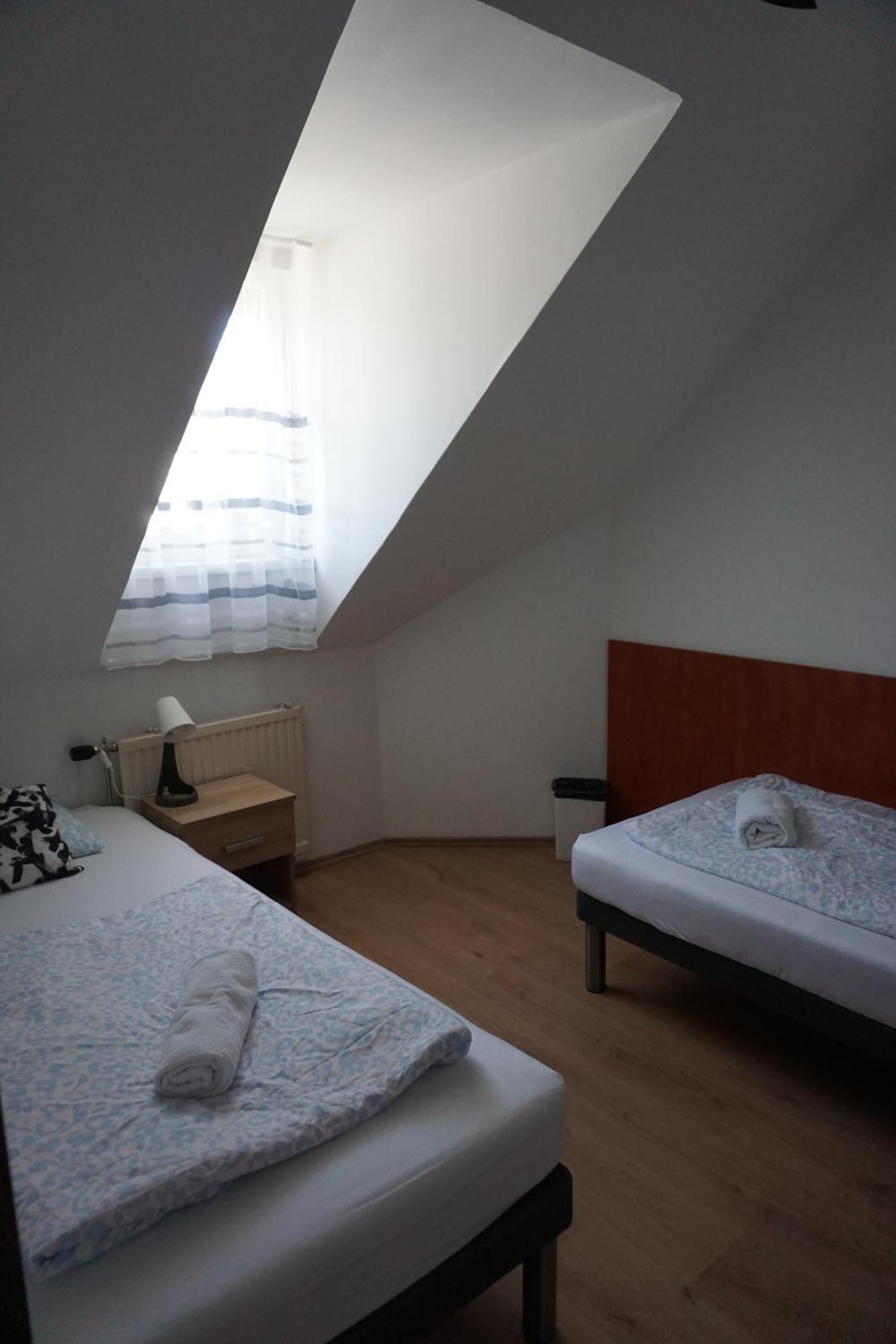 Majus 1 Vendeghaz - Torony Hotel Eksteriør billede