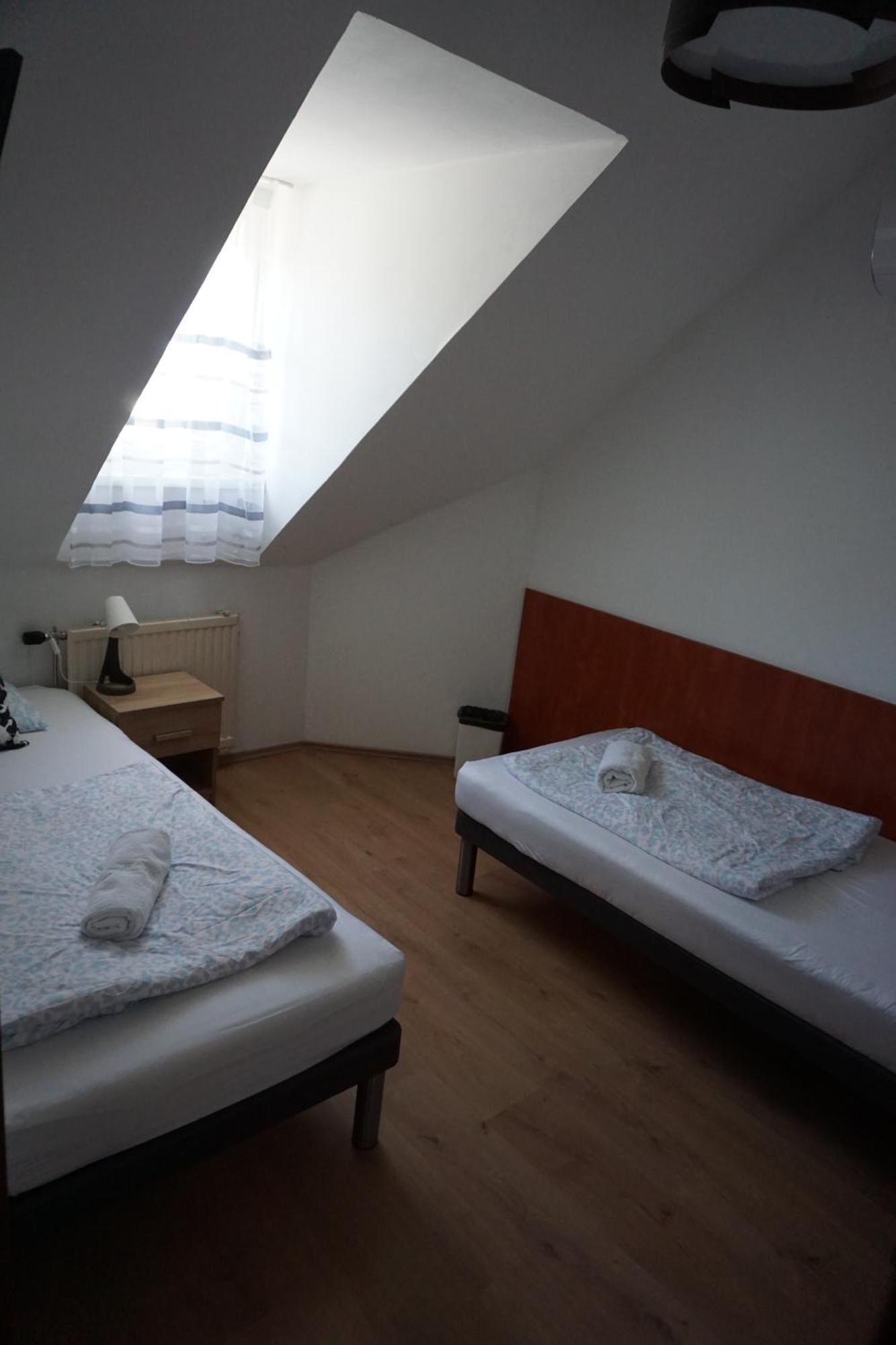 Majus 1 Vendeghaz - Torony Hotel Eksteriør billede