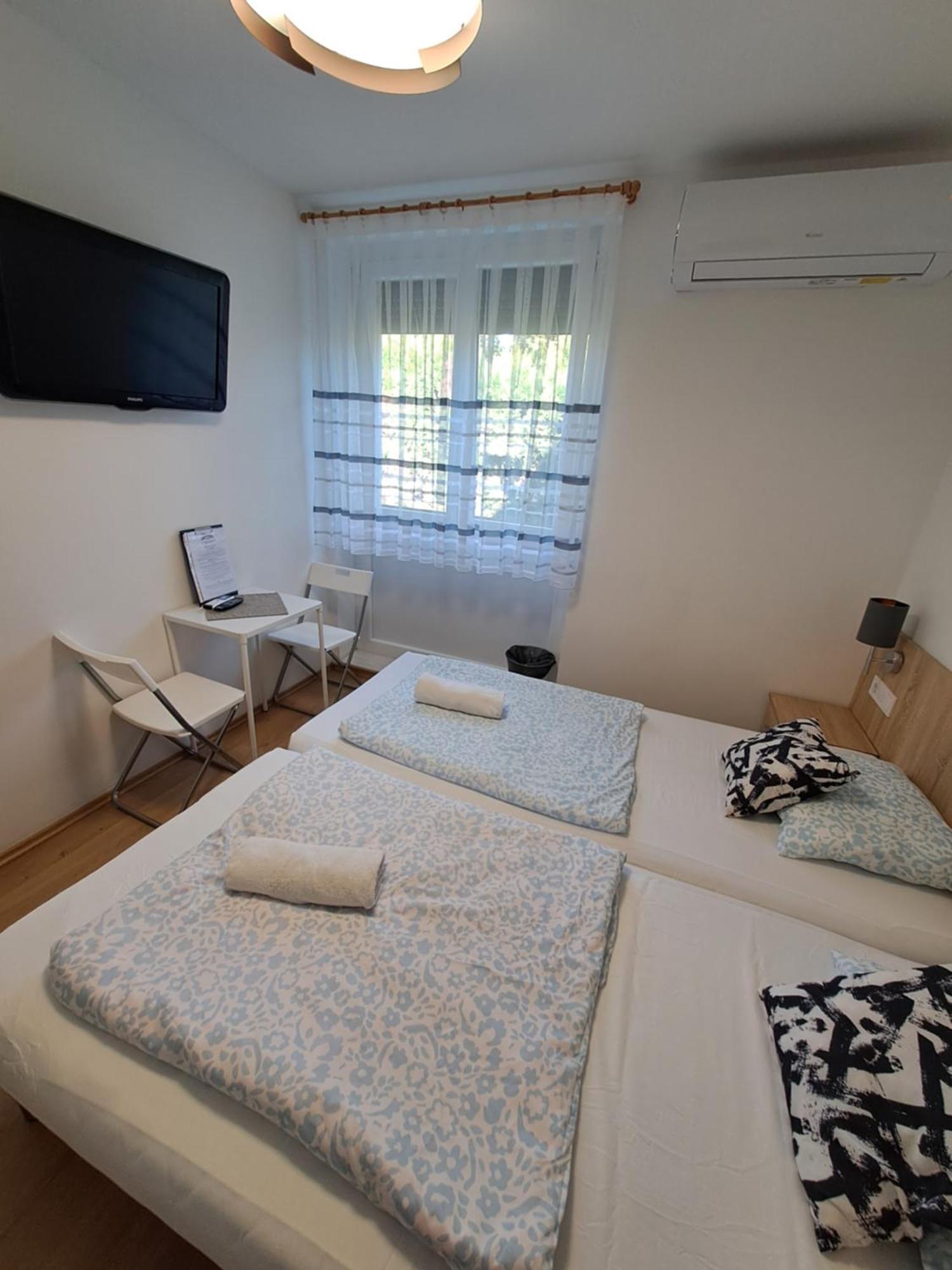 Majus 1 Vendeghaz - Torony Hotel Eksteriør billede