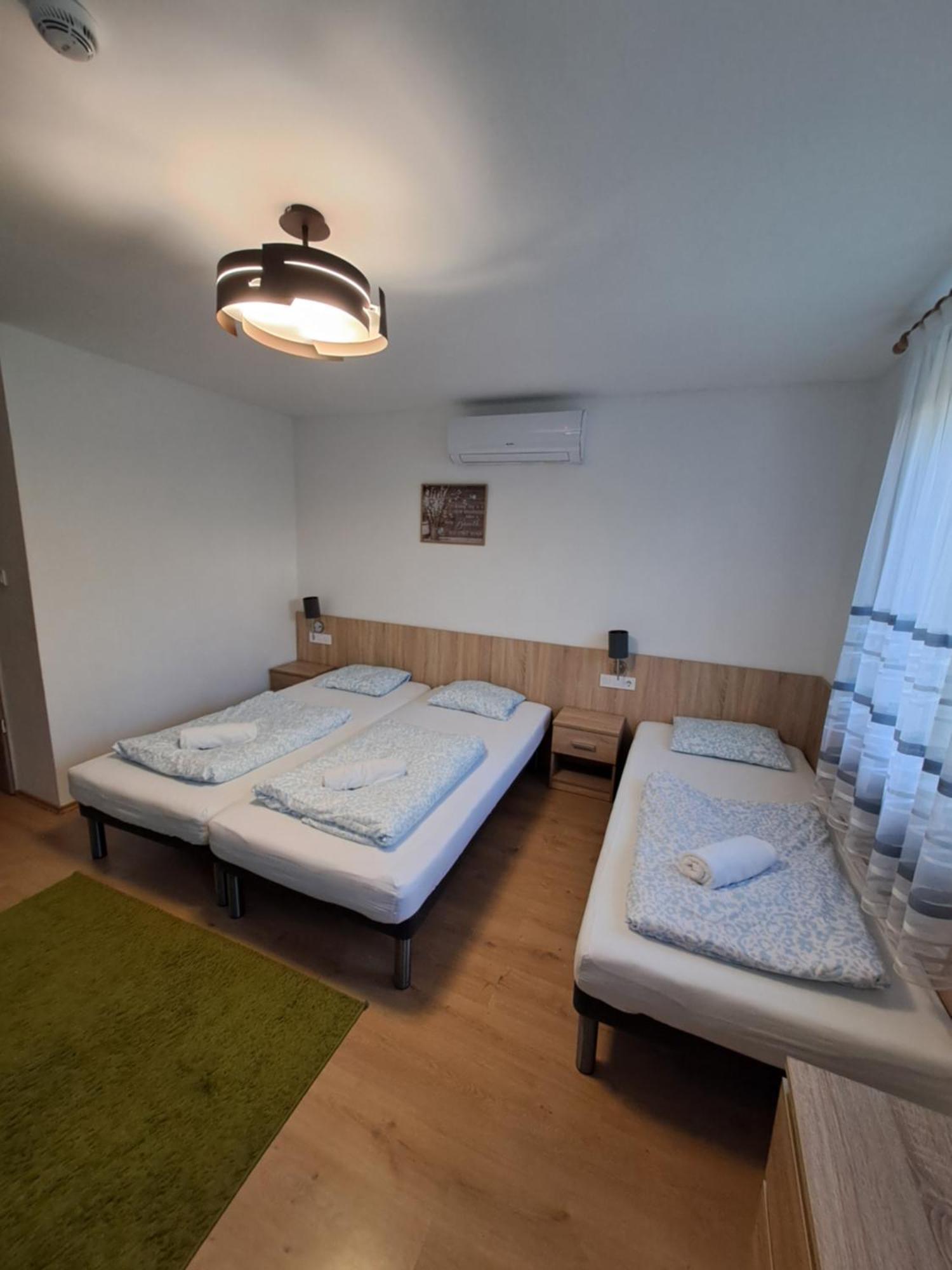 Majus 1 Vendeghaz - Torony Hotel Eksteriør billede
