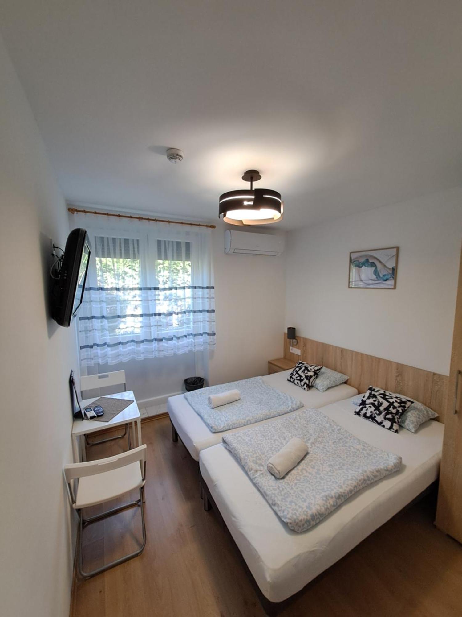 Majus 1 Vendeghaz - Torony Hotel Eksteriør billede